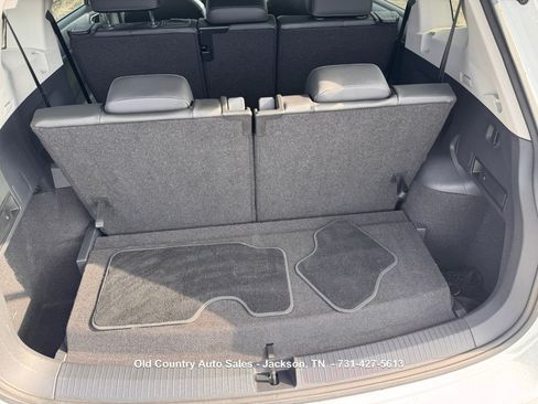 Used 2018 Volkswagen Tiguan SE w/ Panoramic Sunroof Package FWD image 11