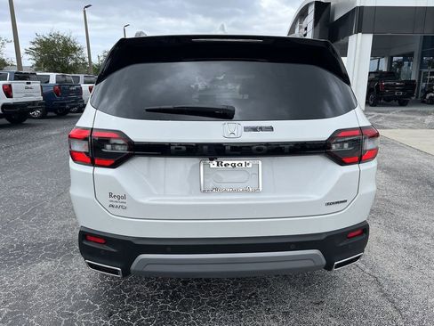 New 2025 Honda Pilot Touring image 4