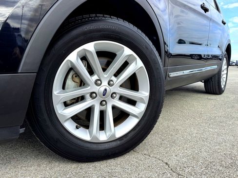 Used 2017 Ford Explorer XLT image 2