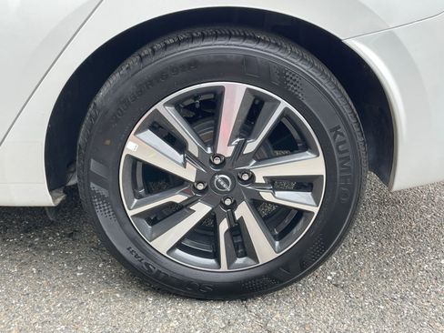 Used 2025 Nissan Versa SV image 29