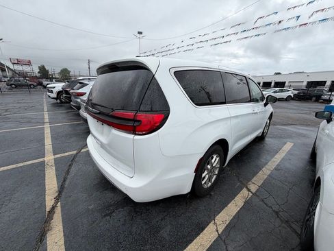 Used 2024 Chrysler Pacifica Touring-L FWD image 12