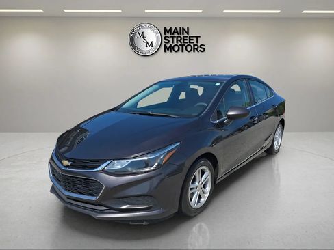 Used 2017 Chevrolet Cruze LT FWD image 1