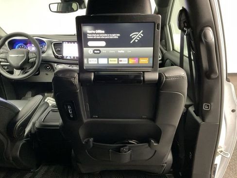 Used 2022 Chrysler Pacifica Touring-L w/ Uconnect Theater Family Group image 31