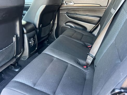 Used 2020 Jeep Grand Cherokee Laredo image 5