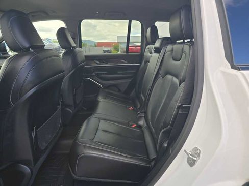 Used 2023 Jeep Grand Cherokee Limited w/ Black Appearance Package AWD/4WD image 16