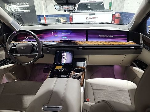 Used 2025 Cadillac Escalade ESV Sport Platinum image 8