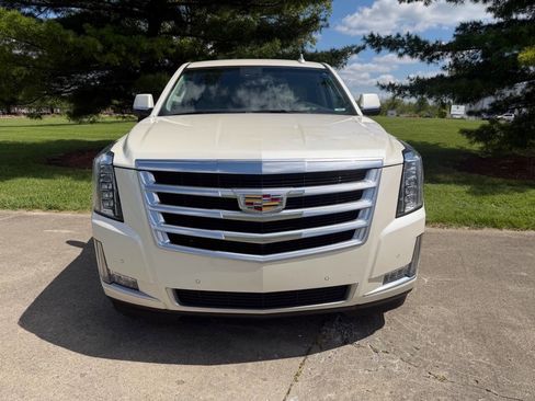 Used 2015 Cadillac Escalade Luxury AWD/4WD image 2