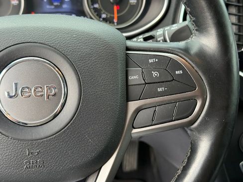 Used 2020 Jeep Cherokee Limited image 16