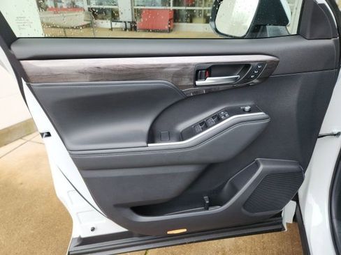 New 2026 Toyota Highlander Platinum image 14