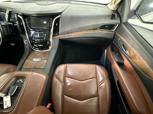 Used 2020 Cadillac Escalade Premium Luxury AWD/4WD image 11
