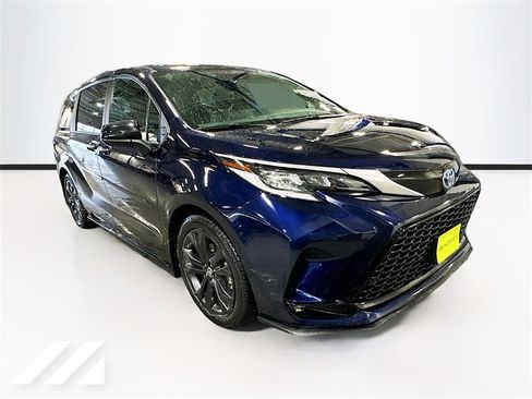 Used 2022 Toyota Sienna XSE image 3