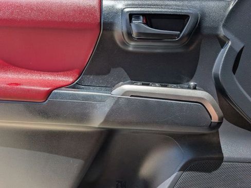 Used 2018 Toyota Tacoma SR5 AWD/4WD image 19