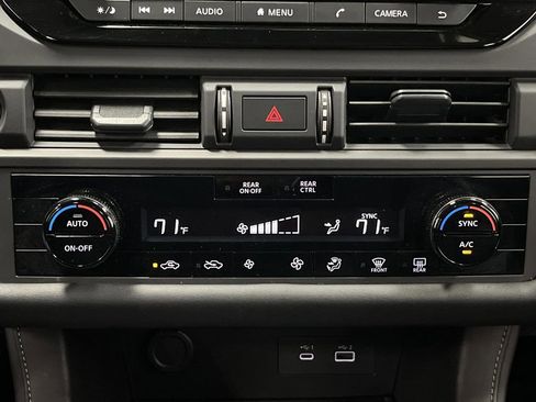 Used 2024 Nissan Pathfinder S image 17