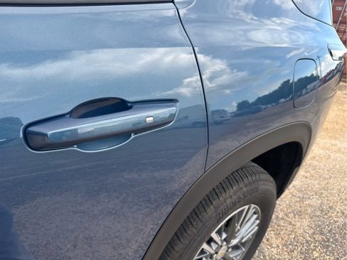 Used 2025 Chevrolet Traverse LT w/ Driver Confidence Package FWD image 17