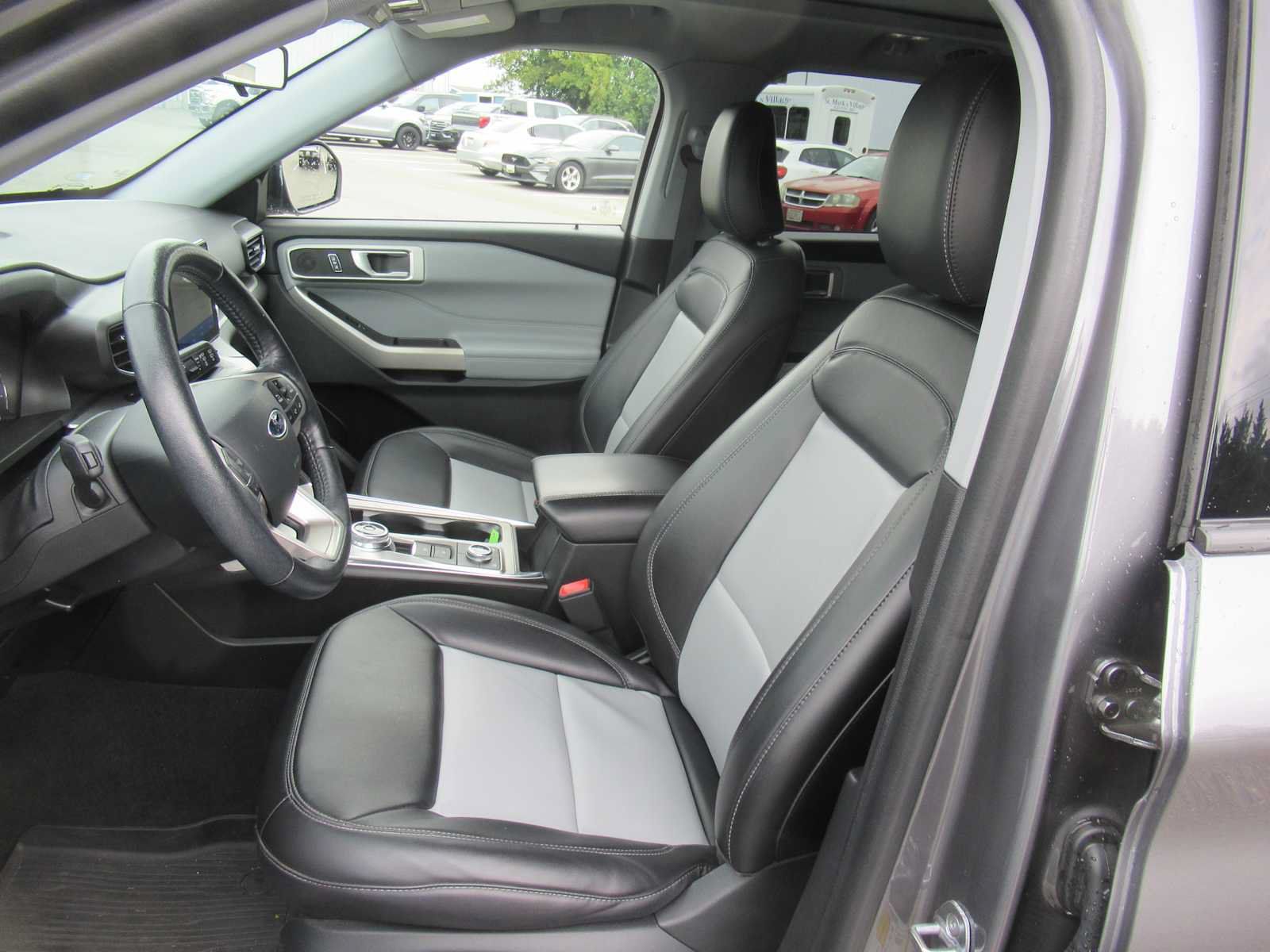 Used 2022 Ford Explorer XLT w/ Equipment Group 202A AWD/4WD image 14