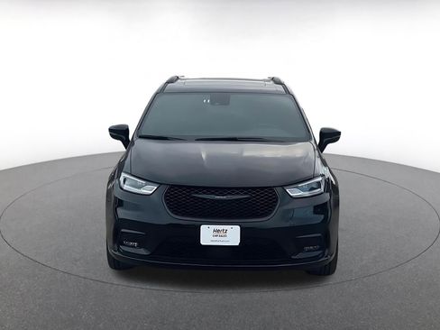 Used 2025 Chrysler Pacifica Limited image 4