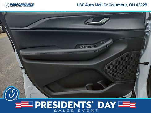 New 2025 Jeep Grand Cherokee Altitude image 19