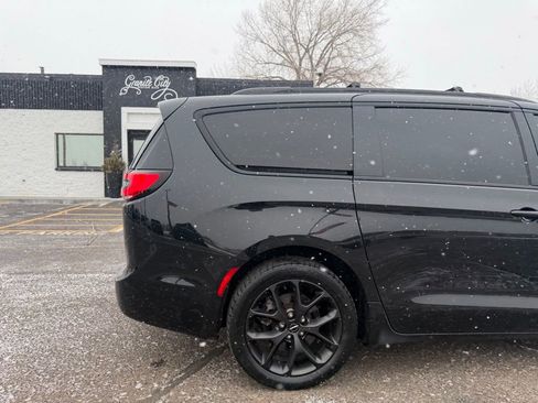 Used 2022 Chrysler Pacifica Touring-L w/ S Appearance Package image 4