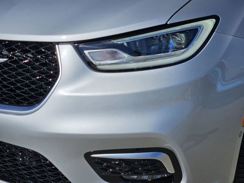New 2026 Chrysler Pacifica Pinnacle image 10