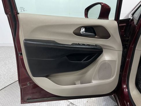 Used 2017 Chrysler Pacifica Touring-L Plus image 16