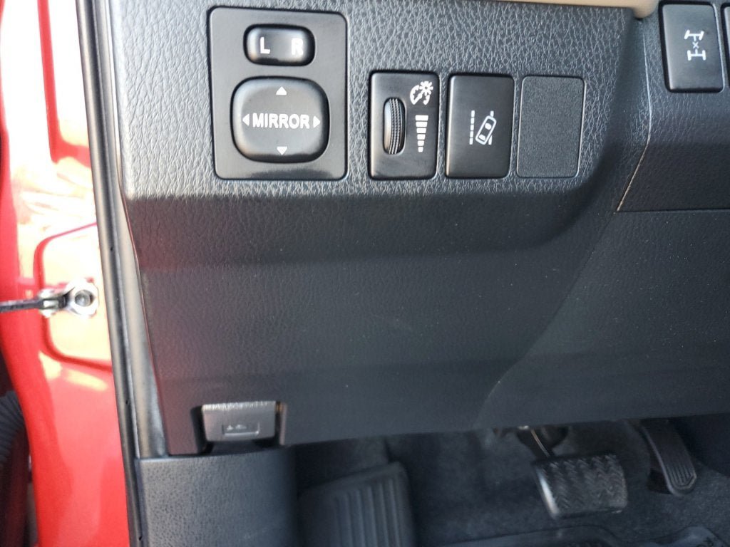 Used 2017 Toyota RAV4 Limited w/ Advanced Technology Package AWD/4WD image 28