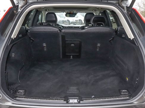 Used 2019 Volvo XC60 T5 Momentum w/ Multimedia Package image 10