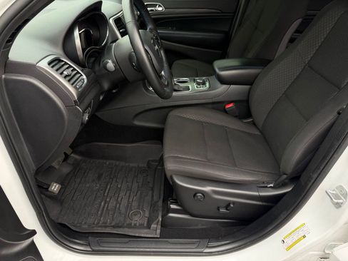 Used 2019 Jeep Grand Cherokee Laredo image 4