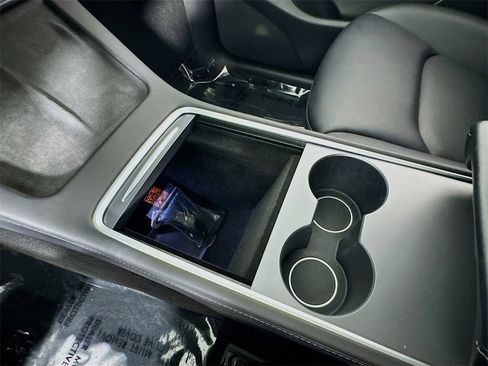 Used 2022 Tesla Model Y Long Range image 17