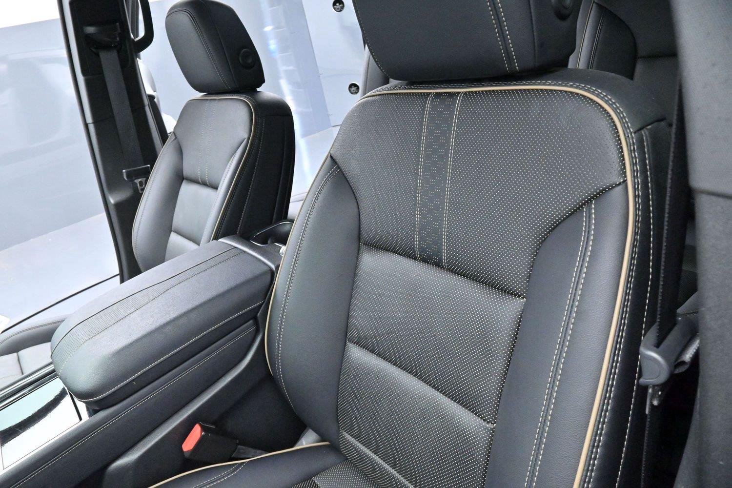 Used 2025 Chevrolet Traverse High Country FWD image 17