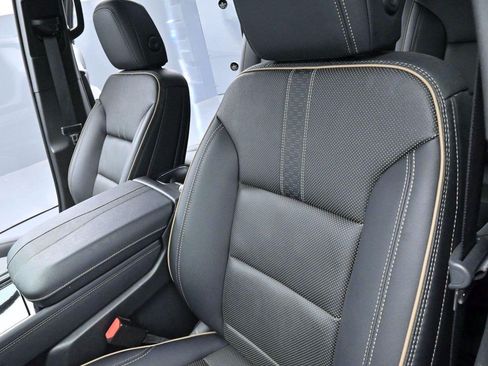 Used 2025 Chevrolet Traverse High Country FWD image 17