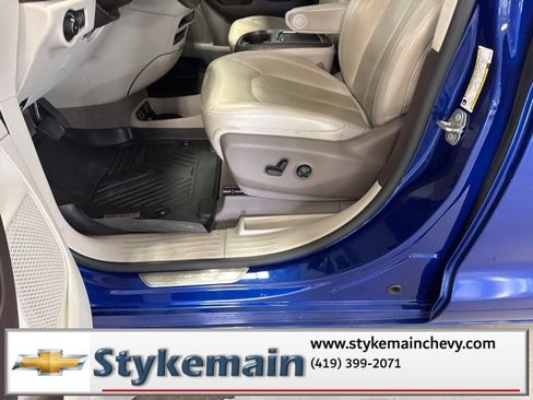 Used 2021 Chrysler Pacifica Touring-L w/ Uconnect Theater Family Group image 33