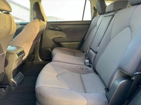 Used 2021 Toyota Highlander LE AWD/4WD image 22