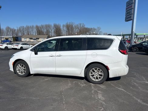 Used 2024 Chrysler Pacifica Touring-L image 5