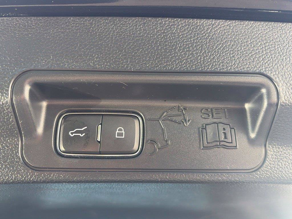 Used 2021 Ford Explorer XLT w/ Equipment Group 202A AWD/4WD image 16