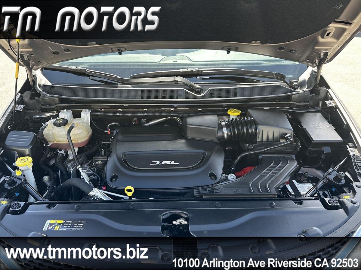 Used 2017 Chrysler Pacifica Limited w/ UConnect Theater Package FWD image 23