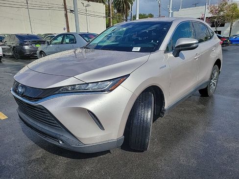 Used 2021 Toyota Venza LE image 2