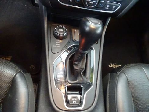 Used 2019 Jeep Cherokee Limited AWD/4WD image 12