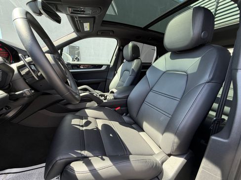 Certified 2025 Porsche Cayenne AWD/4WD image 17