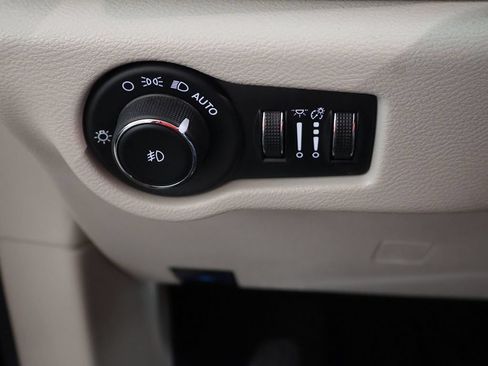 Used 2023 Chrysler Pacifica Touring-L FWD image 34