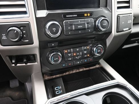 Used 2017 Ford F250 Lariat w/ Lariat Value Package AWD/4WD image 27