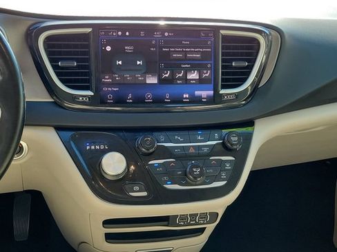 Used 2021 Chrysler Pacifica Touring-L FWD image 18