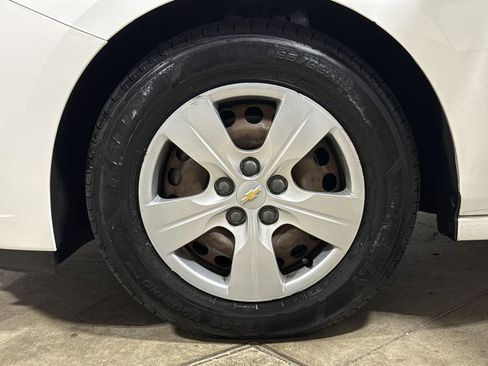 Used 2017 Chevrolet Cruze LS FWD image 26