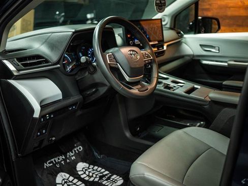 Used 2025 Toyota Sienna XLE w/ XLE Plus Package image 9