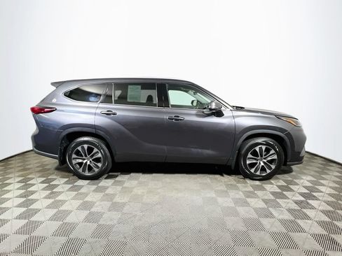 Used 2022 Toyota Highlander XLE AWD/4WD image 8