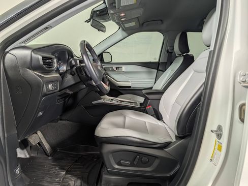 Certified 2021 Ford Explorer XLT w/ Equipment Group 202A RWD image 10