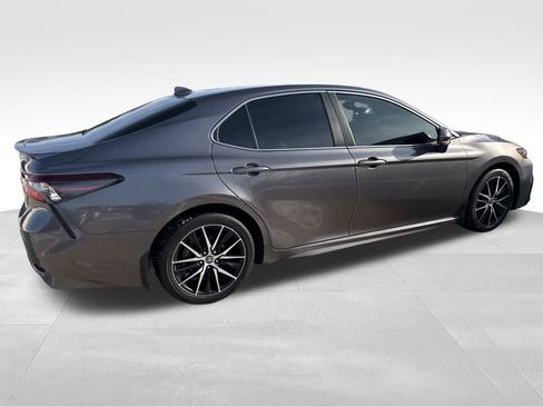 Used 2022 Toyota Camry SE w/ Cold Weather Package image 5