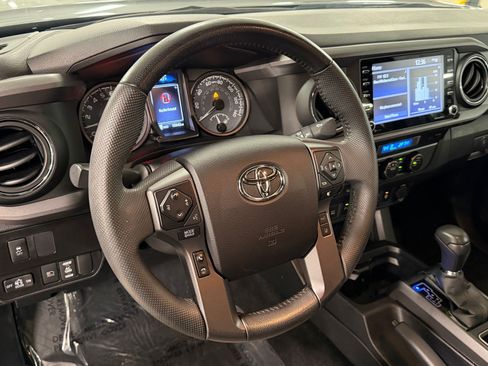 Used 2022 Toyota Tacoma TRD Sport w/ Technology Package AWD/4WD image 4