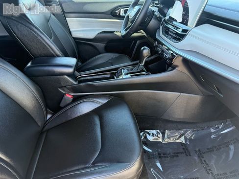 Used 2025 Jeep Compass Limited image 31