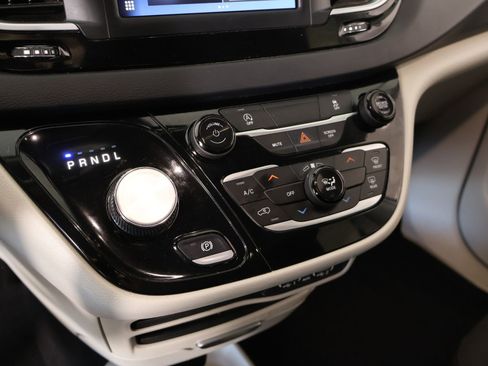 Used 2022 Chrysler Voyager LX image 7