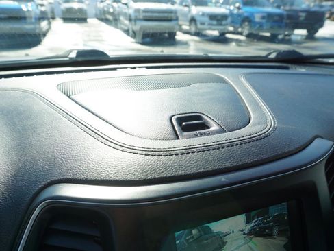 Used 2019 Jeep Cherokee Latitude Plus image 23